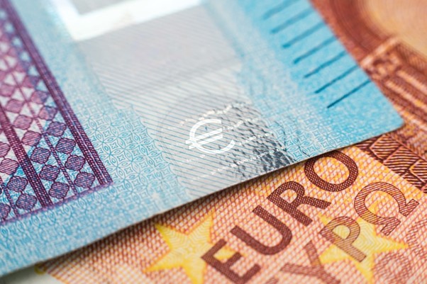 Makro záběr euro bankovek. S inflací se potýká mnoho světových ekonomik.