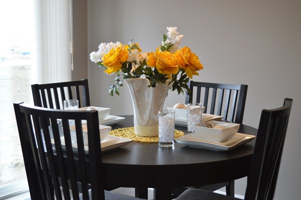 Jídelní stůl se žlutými květinami