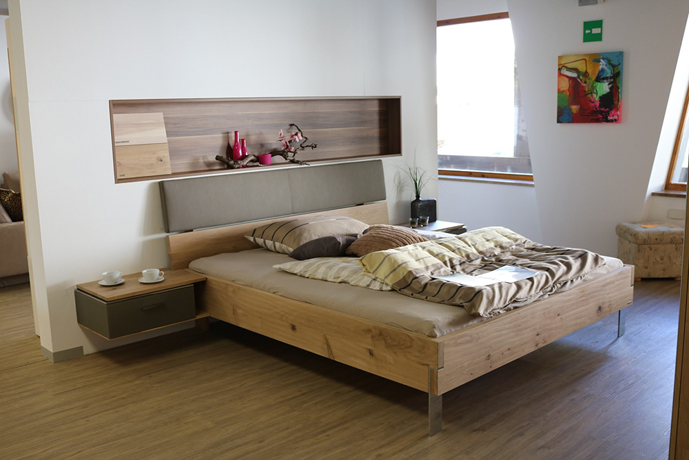 Krásná prosvětlená ložnice s postelí v moderním stylu